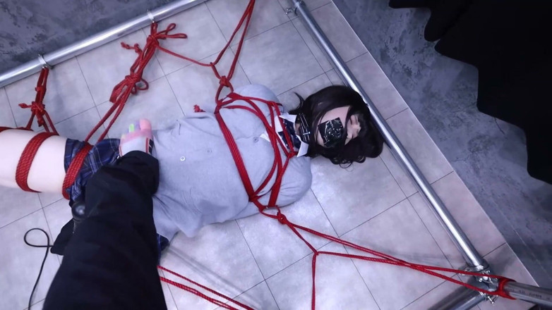 Aisan girl bondage: प्यारी प्रेमिका दस्ताने, एक कॉलर और एक गैग से बंधी हुई है