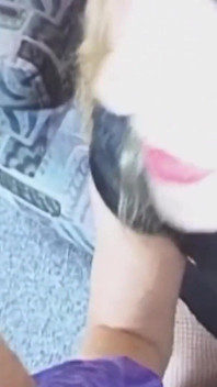 Lateksli Fransız orta yaşlı seksi kadın yüzünden sikiliyor