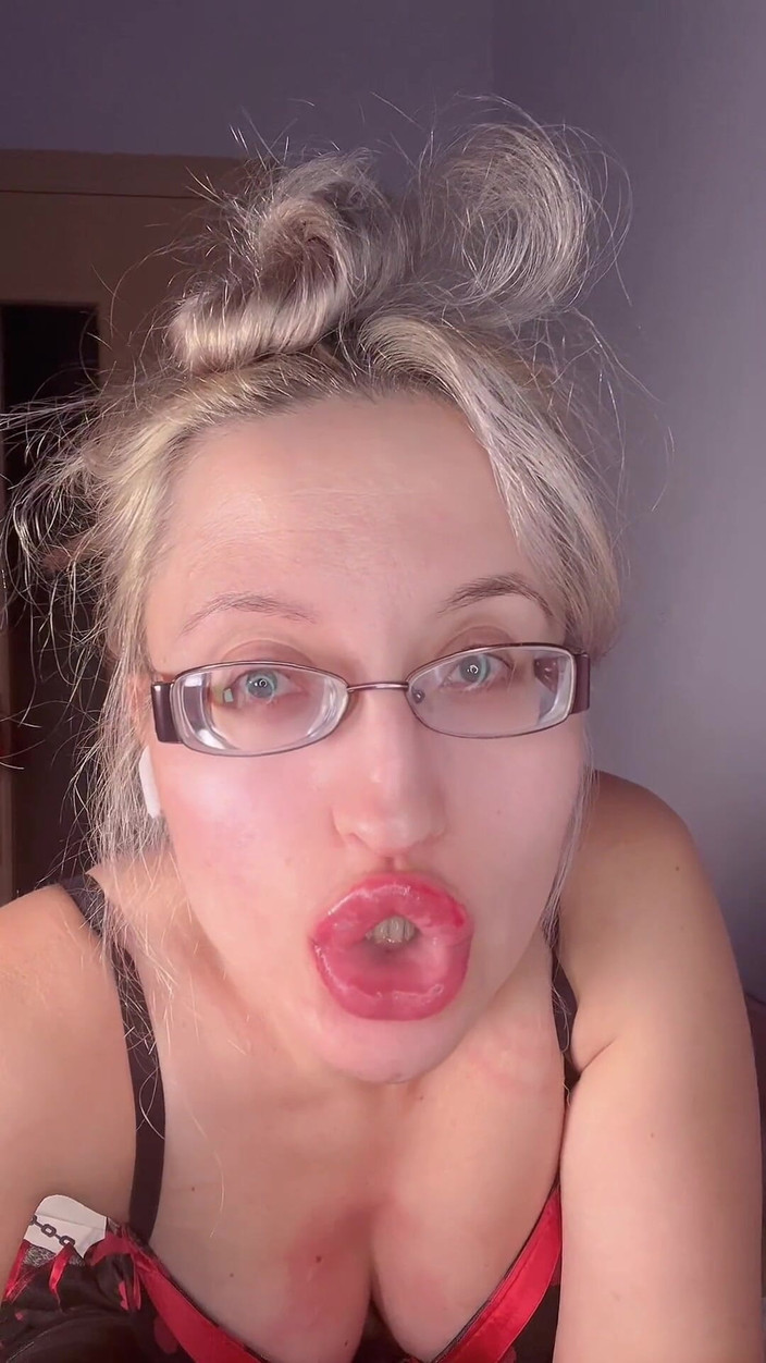 FinDom Goaldigger: Iadul cu excitare la tachinare cu buze mari, ochelari groasi...