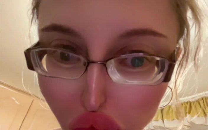 FinDom Goaldigger: Chica con enormes anteojos está bosteando en la cocina