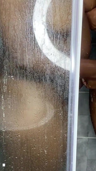 Kongkek bilik air dalam masa mandi dengan si jalang berpantat besar