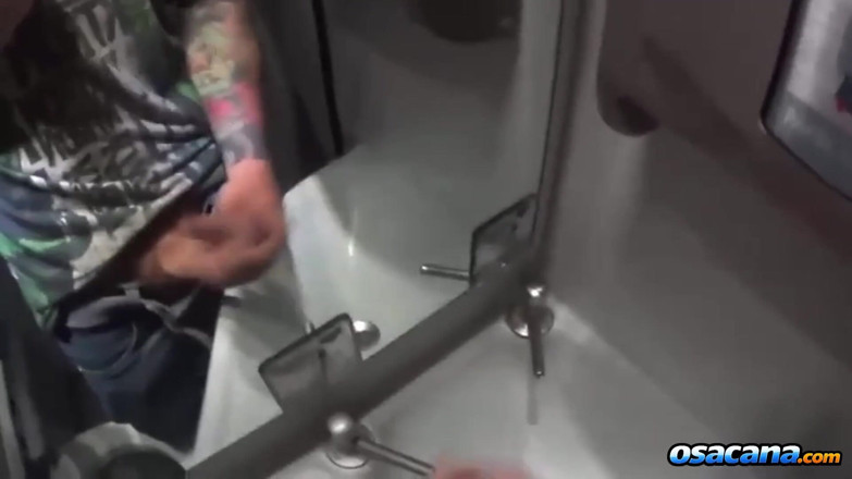 World Gay: Masturbasi di dalam kamar mandi bus