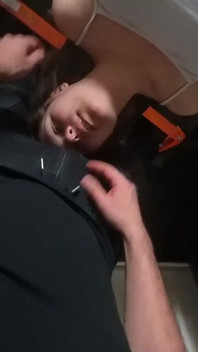 Sesso con orgasmi intensi sulla panchina di peso