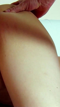 Sexy hubená MILF cristal s těsnou kundičkou ošukaná sousedy