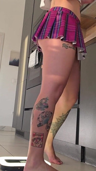 La vera ragazza del college mora con la figa stretta la più corta minigonna e le mutandine in stile cuore rosa mostra figa e culo