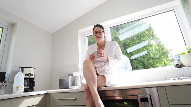 Countess diamond: Une maman renifle ses pantoufles puantes