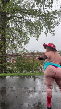 Regendruppels op mijn tieten vangen