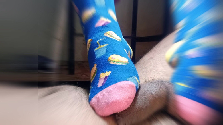 Hella Zaid: Paja con pies con medias muy divertidas