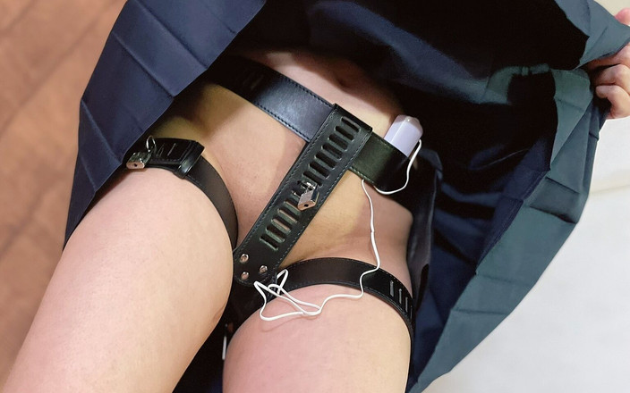 ushirosugatanomiki: 義理の妹はバイブレーター付きの貞操帯を着けて大学に通っています