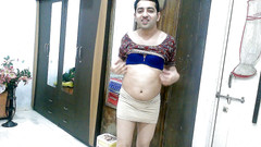 Cute & Nude Crossdresser: Sexy sissy crossdresser femboy sweet lízátko v crop top a...