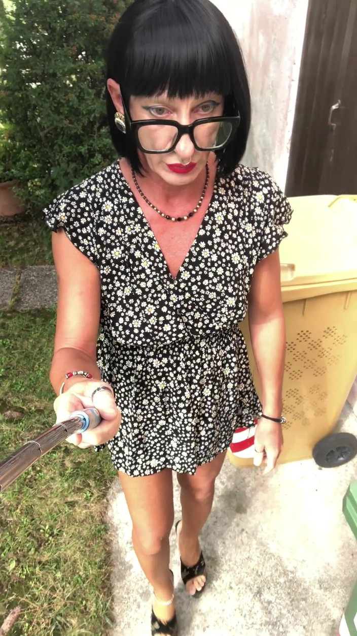 Andreina Naty: Gironzolando in Giardino Come Una Puttanella