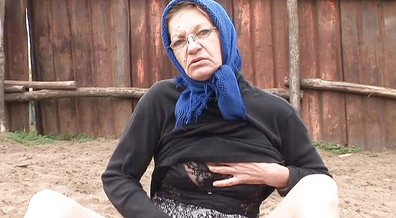 Gilfy Pleasure: 淫荡成熟的婊子在户外被一个饥渴的家伙操