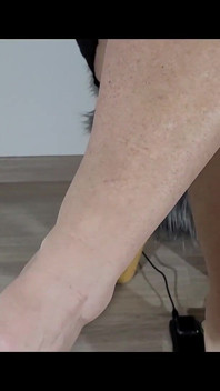 金发辣妹穿着性感的绿色高跟鞋拍打长腿脚趾