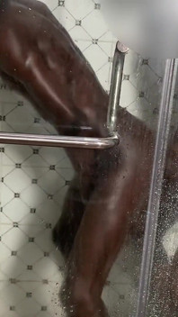 Mein schlanker ebenholz fitter typ hat im badezimmer so hart seinen arsch zertrümmert