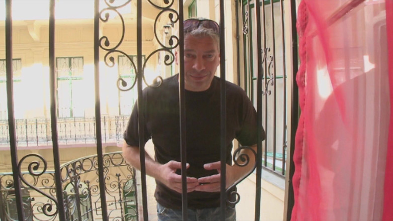 Erotic Planet X: 金发和黑发女郎在户外吮吸鸡巴并骑乘