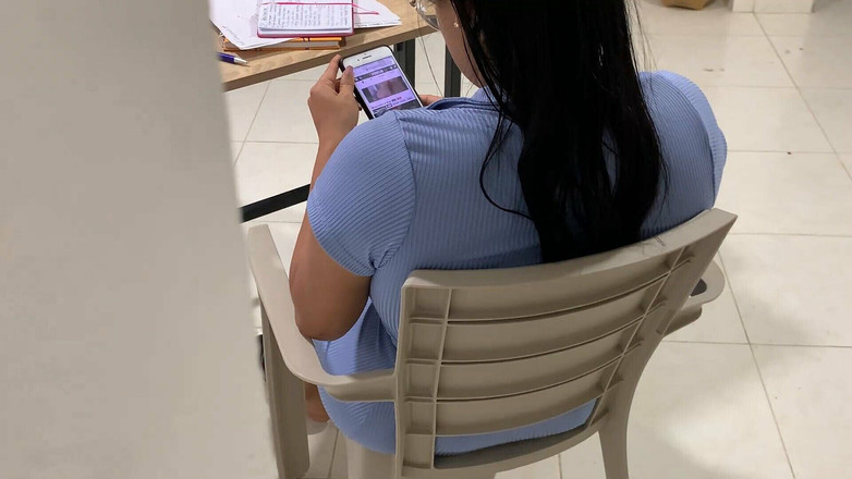 SENSESEX: Ik betrap mijn stiefmoeder op klaarkomen en ze vertelt me...