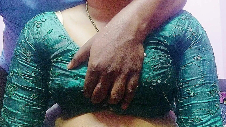 Desi Mohini: Hintli kadın üvey babasıyla sert seks yapıyor