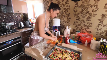 Alice KellyXXX: Hot girl demonstrate perfect boobs and ass during cooking