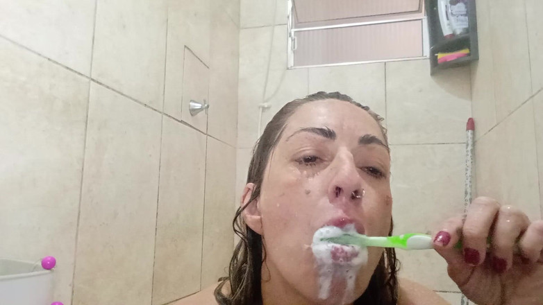 Julia fontanelli: This MILF Decided to Take a Very Naughty Shower Masturbating...