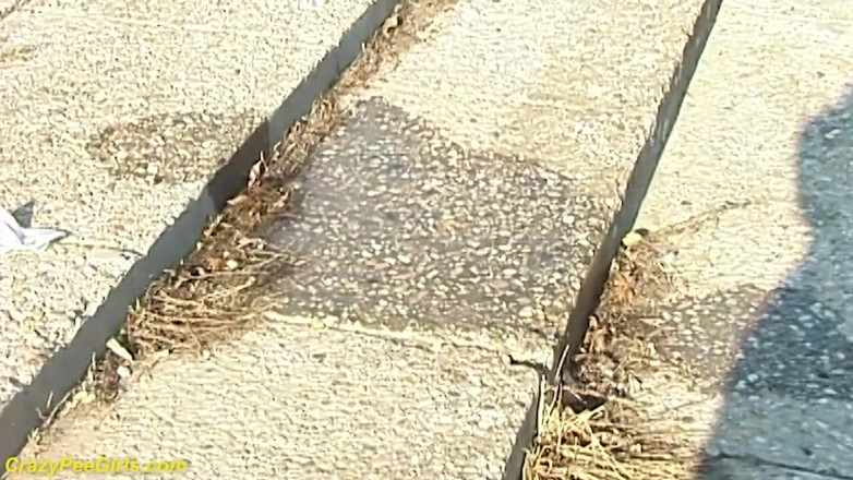 Crazy pee girls: La ragazza in collant fa pipì sulla scala