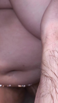 Ehefrau wäscht meinen harten schwanz und wird in ihre nasse fotze vollgespritzt