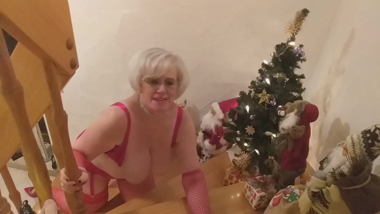 PureVicky66: La nonna tedesca arrapata è calda e si diverte con straniero!