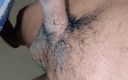 Sissy Slut Simran: La trans si strofina il suo pene flaccido e prova...