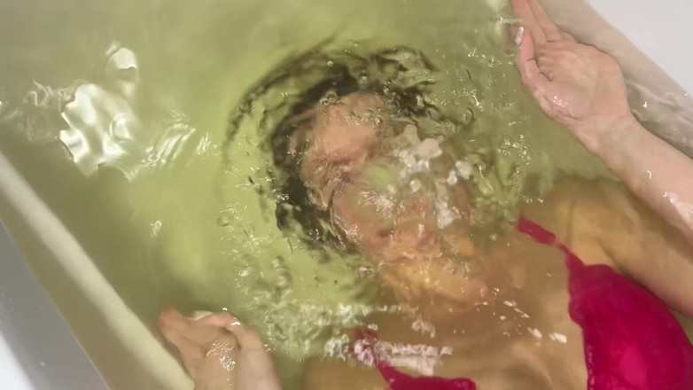 Hottie goddess: 美人鱼的无声斗争给美女浸渍