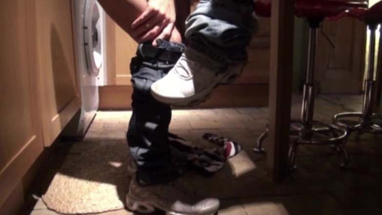 Gaybareback: Twink latino suce une droite dans la cuisine