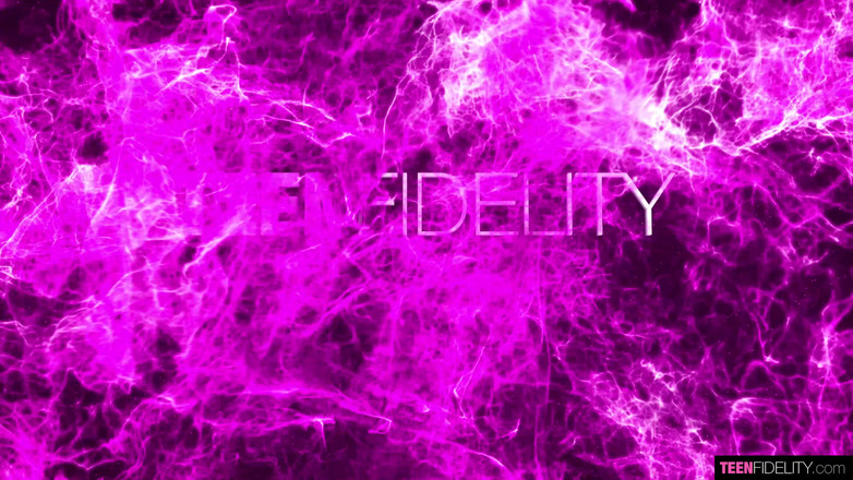 Teenfidelity: Anální milující děvka Nico Luva vystříkaná do kundičky