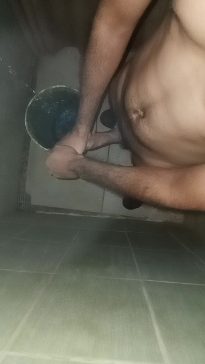 Cute boy jerks off: Štíhlý chlap se sprchuje, aby masturboval