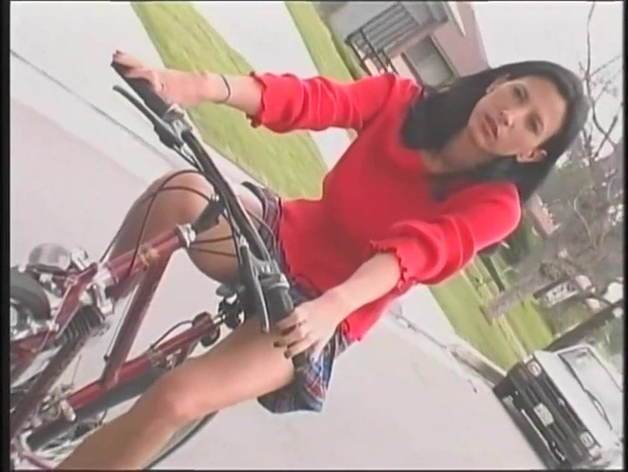 Vintage megastore: 年轻的黑发荡妇在家里和她的继父做爱。