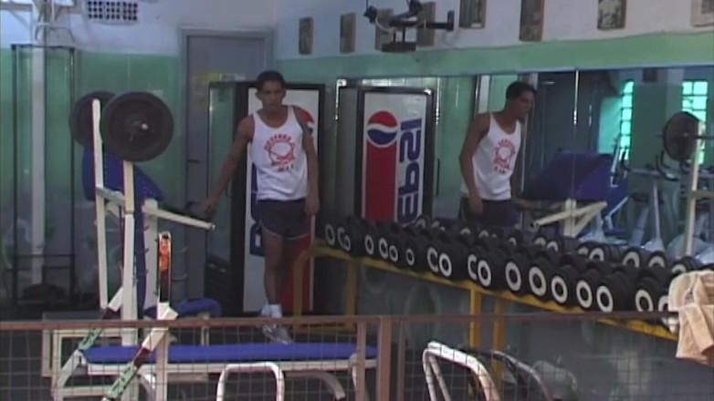 Boys boyz: Üç yırtık sporcu ateşli oral zevki paylaşıyor