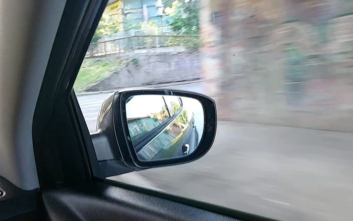 Step Mommy: O mamă sexy incitantă în fustă scurtă și tocuri înalte se masturbează într-un taxi în...