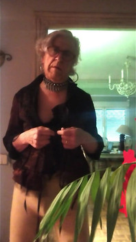 西班牙荡妇在昏暗灯光下