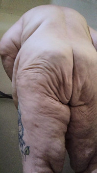 Gorda tira agujeros sucios, tía tiene madrastra en la ducha