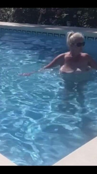 La giornata delle riprese di ieri si è conclusa con un bagno in piscina
