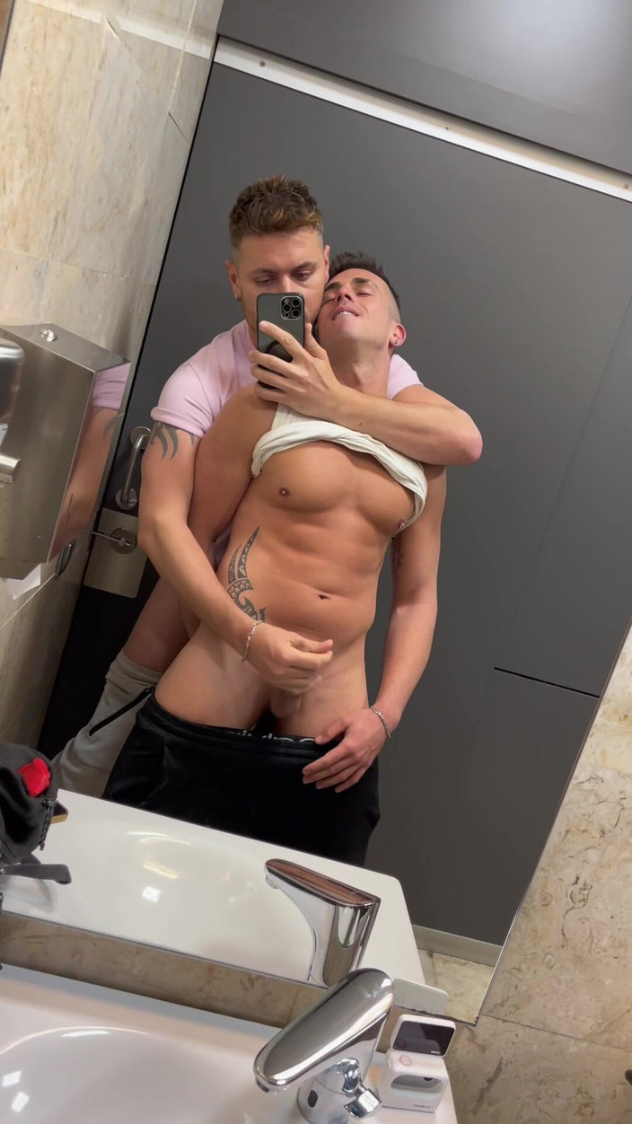 Carlos and Hector: Quan hệ tình dục trong phòng tắm công cộng