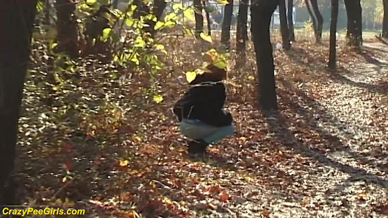 Crazy pee girls: Buiten plassen in het bos