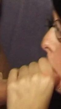 Óculos milf chupa pau e depois recebe buceta comida