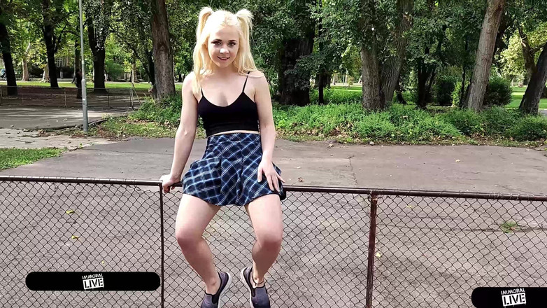 Immoral Live: Spinner nakal Ellie Shoule berbogel di luar &amp; pancut ke dalam...