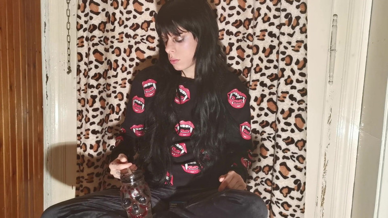 Beth Kinky: Sigara içen sahibe kamera arkası