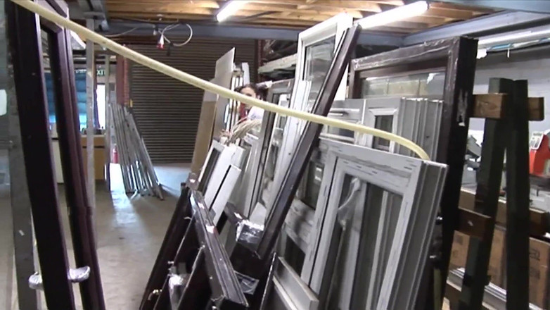 Threesome LTG: Roxanne Cox tüm dölleri içmeden önce ağzına ve götüne sert bir...