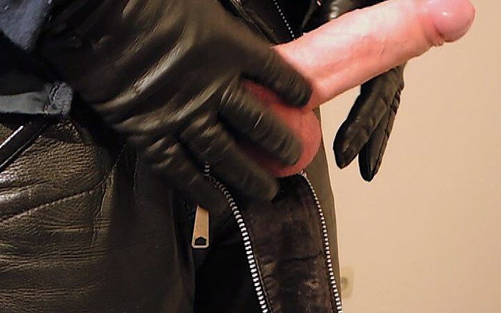 GERMANE_XL: Polițistul de piele 55