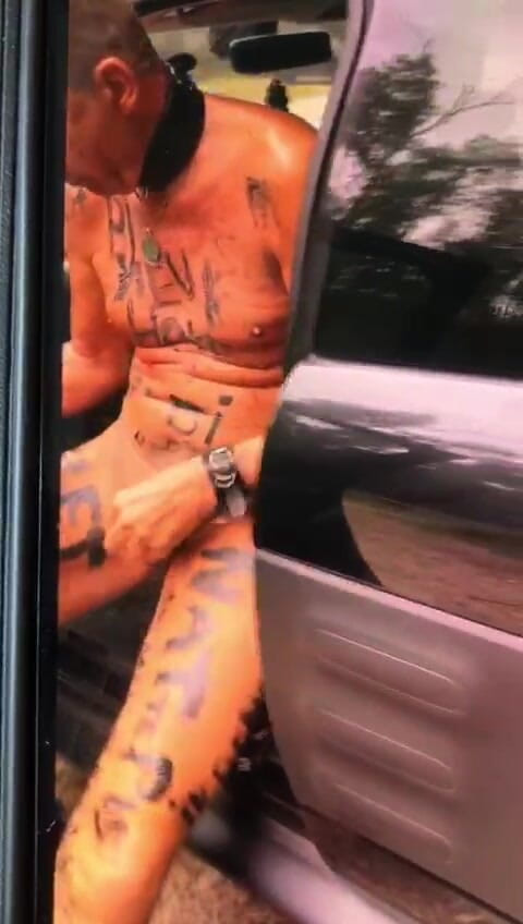 Benb Studio: Ceza olarak ağaca bağlandı