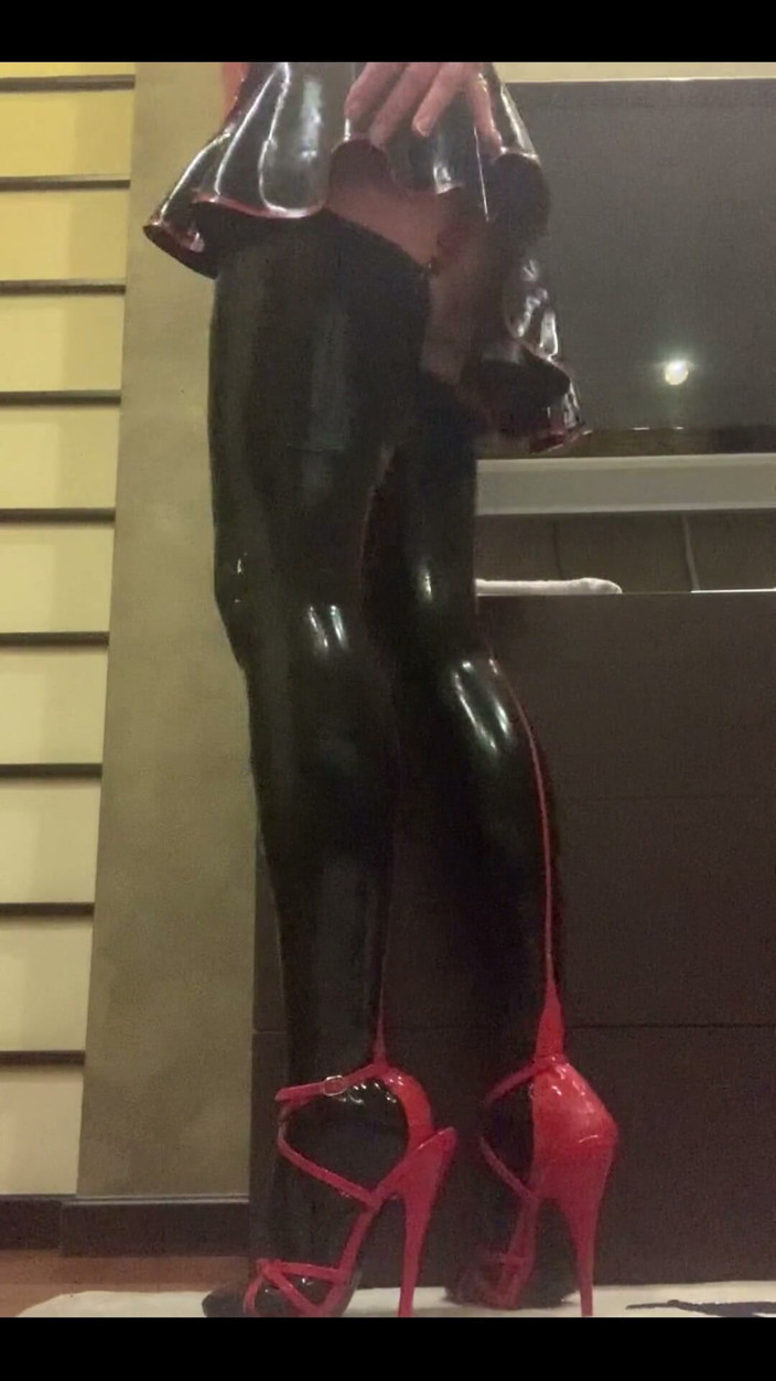 Dominatrix Miss Patricia Stark: Nessun commento Electro party...