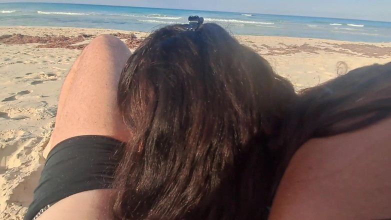 LauraOnHeels: MILF Succhia Un Cazzo Con Ingoio Di Sborra in Spiaggia...