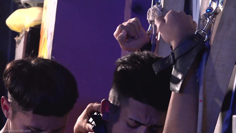 Kinky Twink: I gay del dungeon fanno esplodere grandi carichi di sborrate