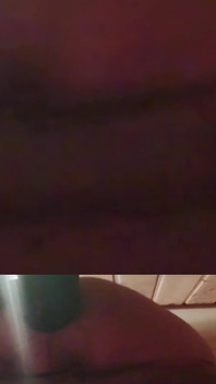 Genç adam büyük bir dildoyla götünü sikiyor