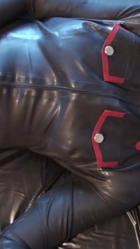 Latex danielle masturbiert im catsuit der armee